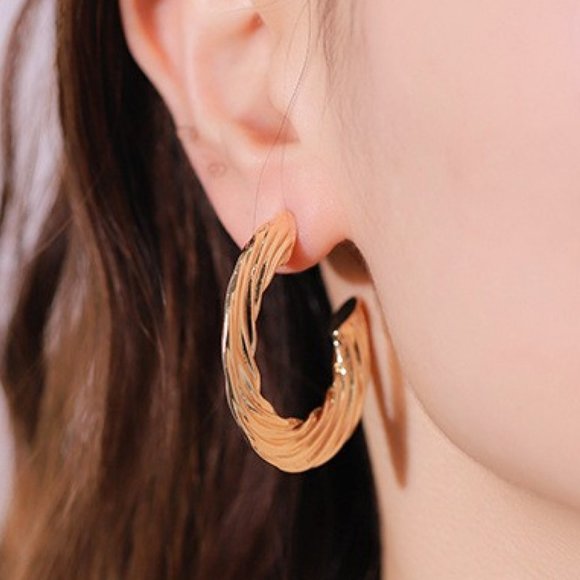 Ribbed C-Hoop Zinc Alloy Earrings For Women - Picture 2 of 3